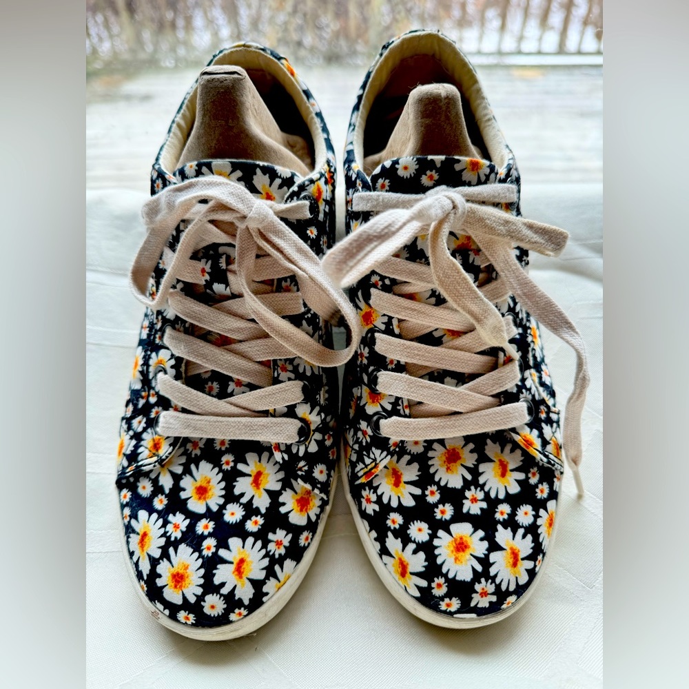 Tao’s Daisy print sneakers size 71/2
